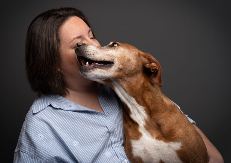 Adeline et Jarod qui se font un câlin